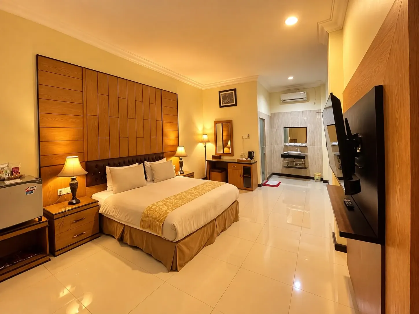 Deluxe King dengan tempat tidur king dan panel kayu.