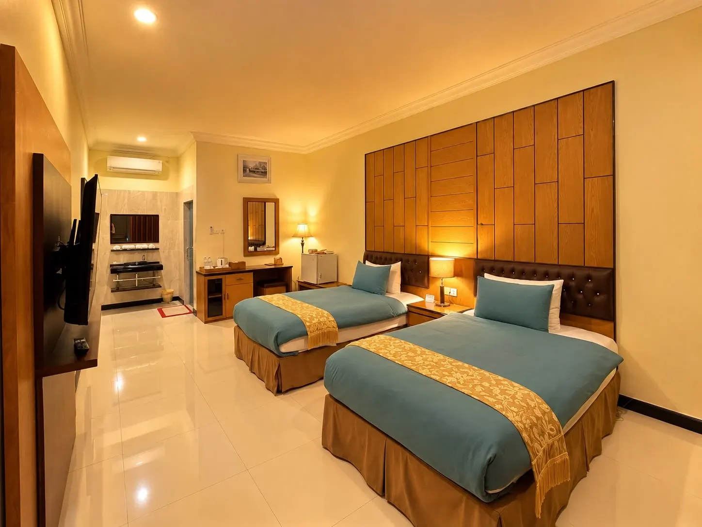 Deluxe Twin dengan dua tempat tidur dan panel kayu.
