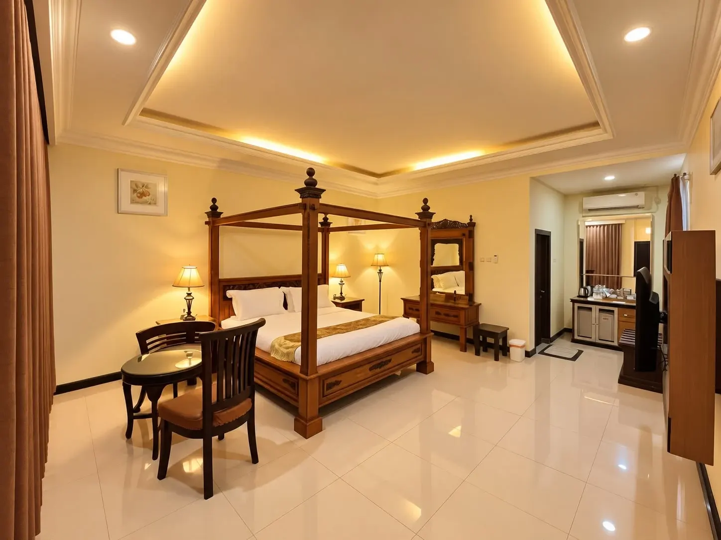 Kamar Honeymoon dengan tempat tidur kayu empat tiang.