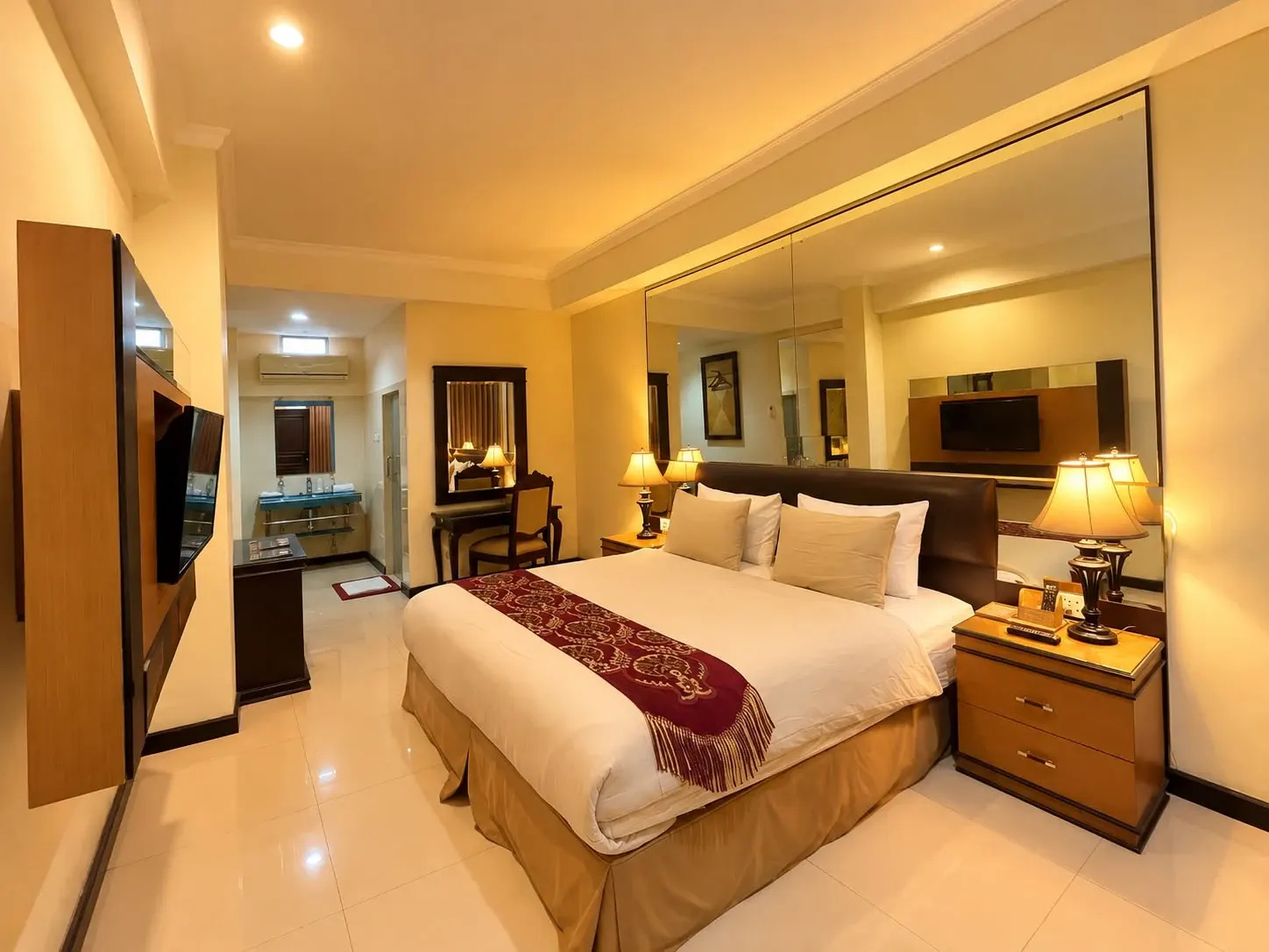 Standart King dengan tempat tidur king dan runner merah.