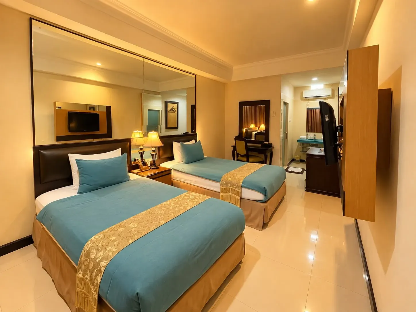 Standart Twin dengan dua tempat tidur berseprai teal.