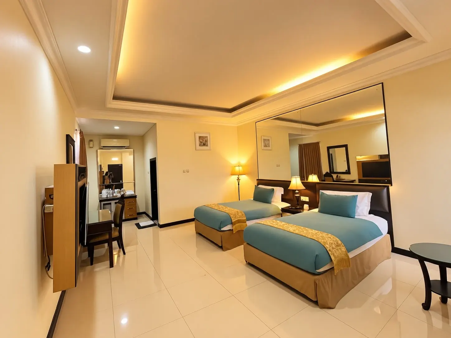 Twin Suite dengan dua tempat tidur dan meja bundar.